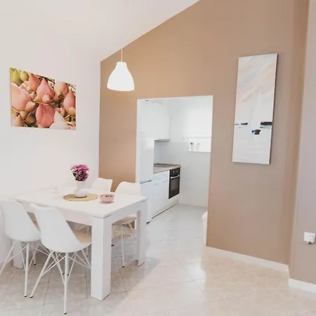 House Of Albina- 10 M Od Mora Ferienhaus