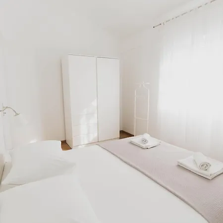 House Of Albina- 10 M Od Mora Ferienhaus Zadar